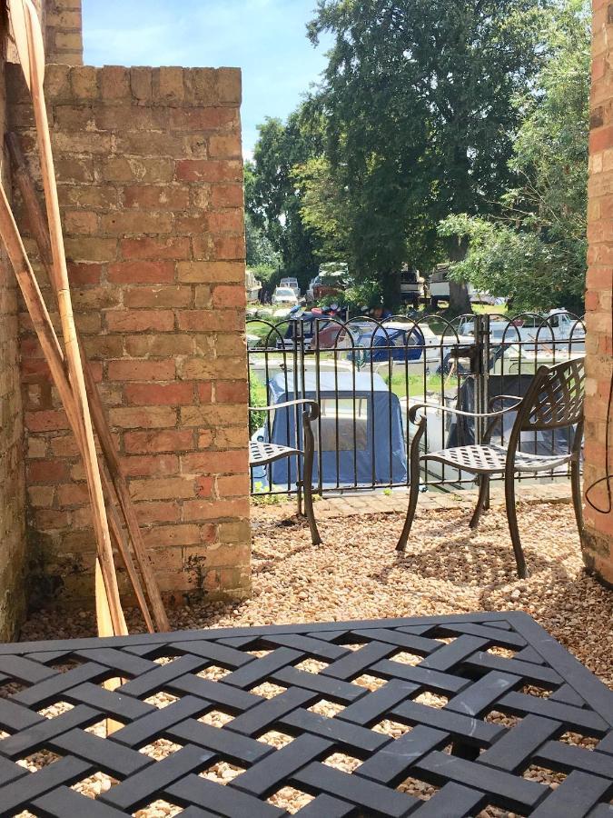 River Courtyard Apartment In The Heart Of Stneots Saint Neots Exterior photo