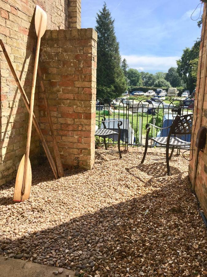 River Courtyard Apartment In The Heart Of Stneots Saint Neots Exterior photo