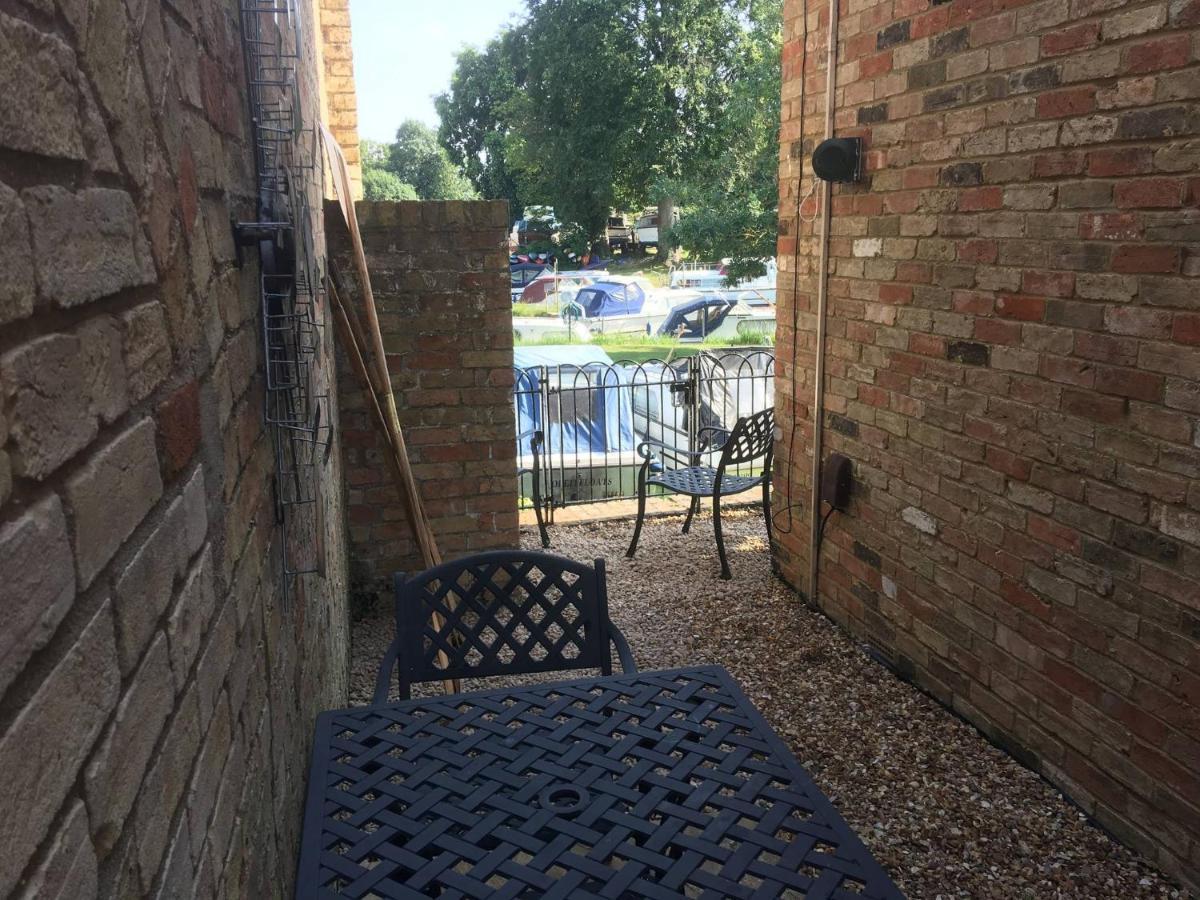 River Courtyard Apartment In The Heart Of Stneots Saint Neots Exterior photo