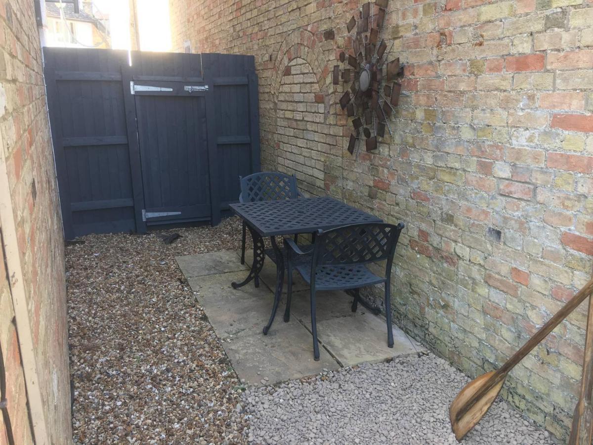 River Courtyard Apartment In The Heart Of Stneots Saint Neots Exterior photo