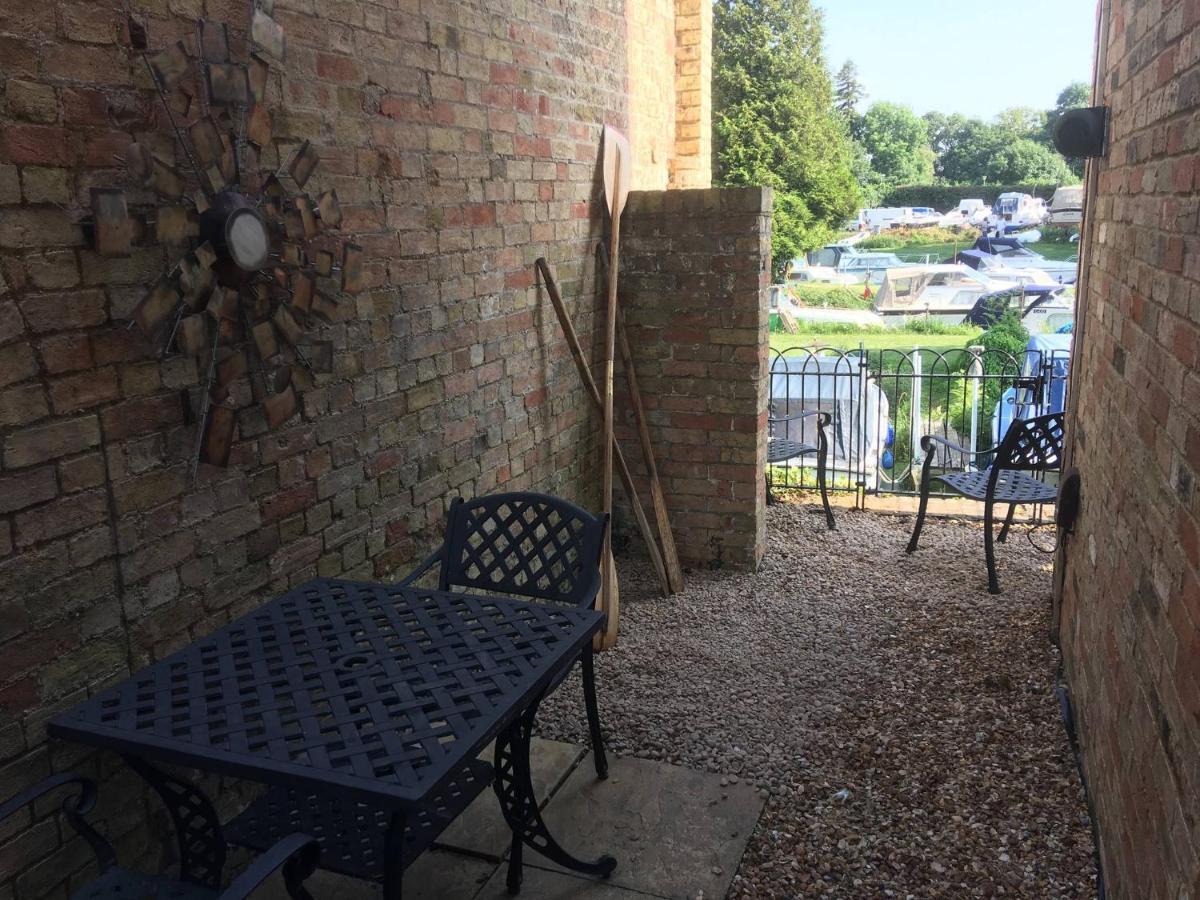 River Courtyard Apartment In The Heart Of Stneots Saint Neots Exterior photo